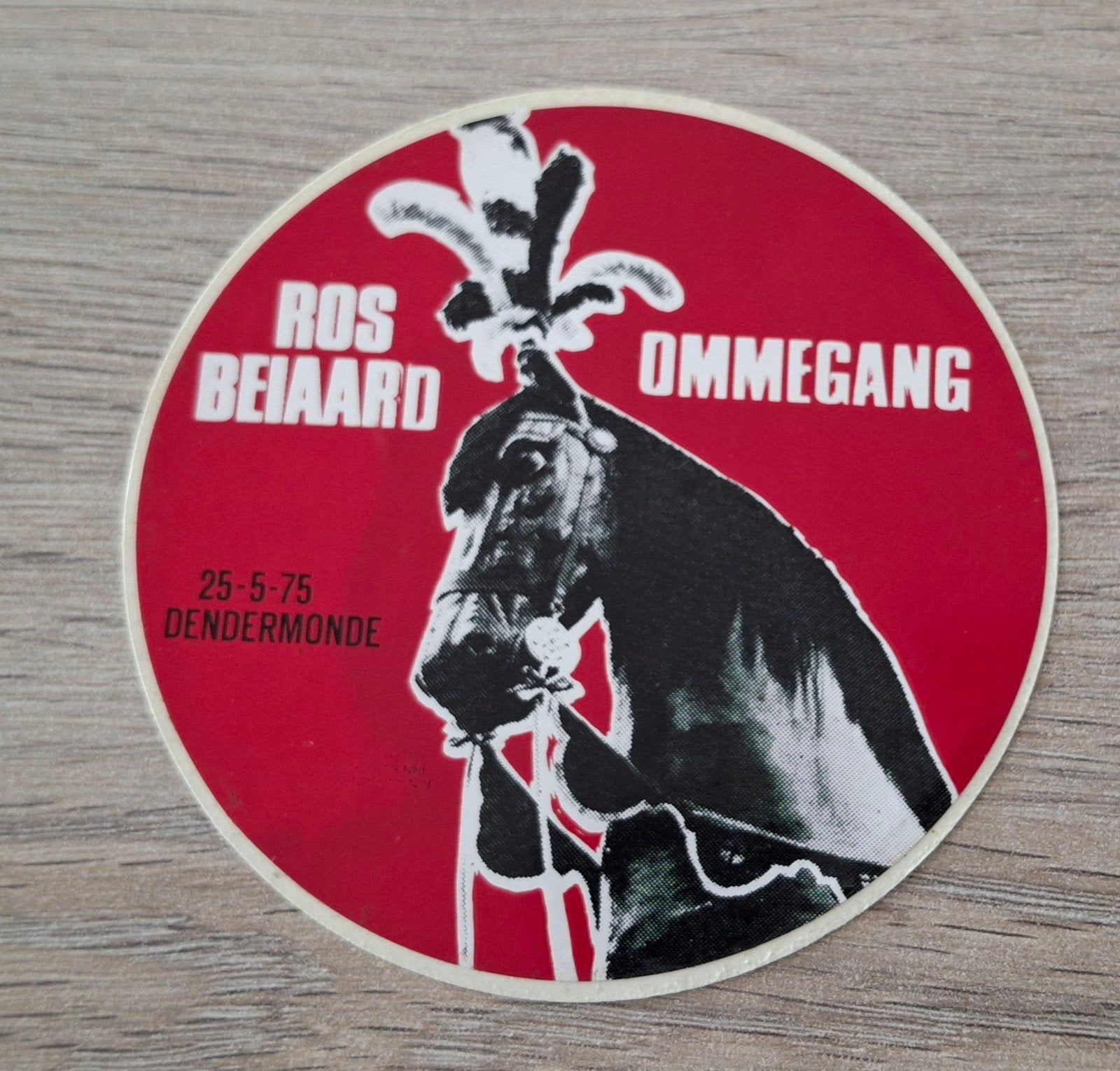 Vintage sticker Ros Beiaard ommegang 1975 Dendermonde, Ophalen of Verzenden, Zo goed als nieuw, Bedrijf of Vereniging