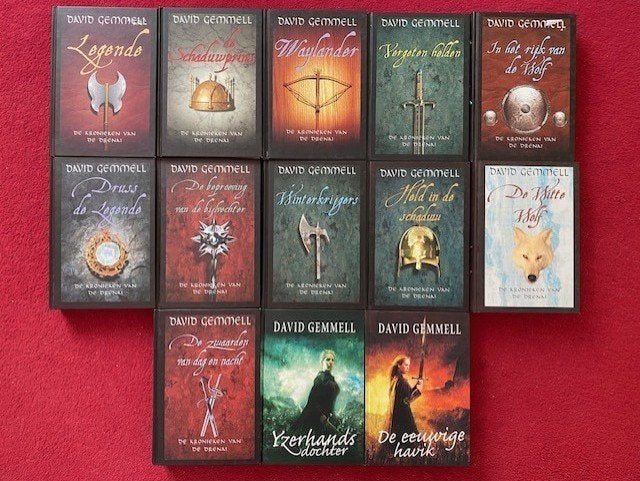 DAVID GEMMELL DE HAVIKKONINGIN EN DE KRONIEKEN VAN DE DRENAI, Boeken, Fantasy, Ophalen of Verzenden