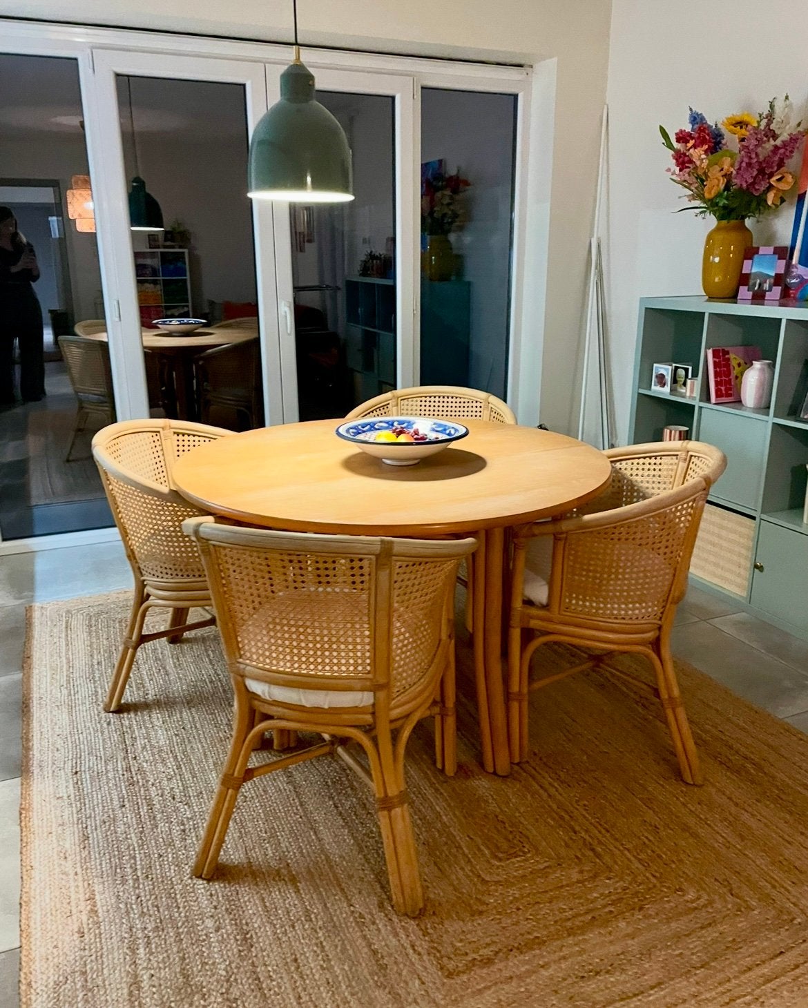 ronde houten eettafel met 4 rotan stoelen, Ophalen, Zo goed als nieuw