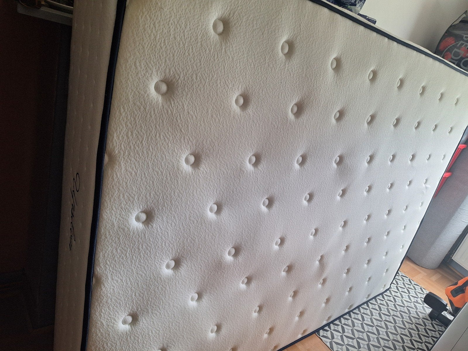 Matelas   presque neuf 1m40  sur 2m, Enlèvement
