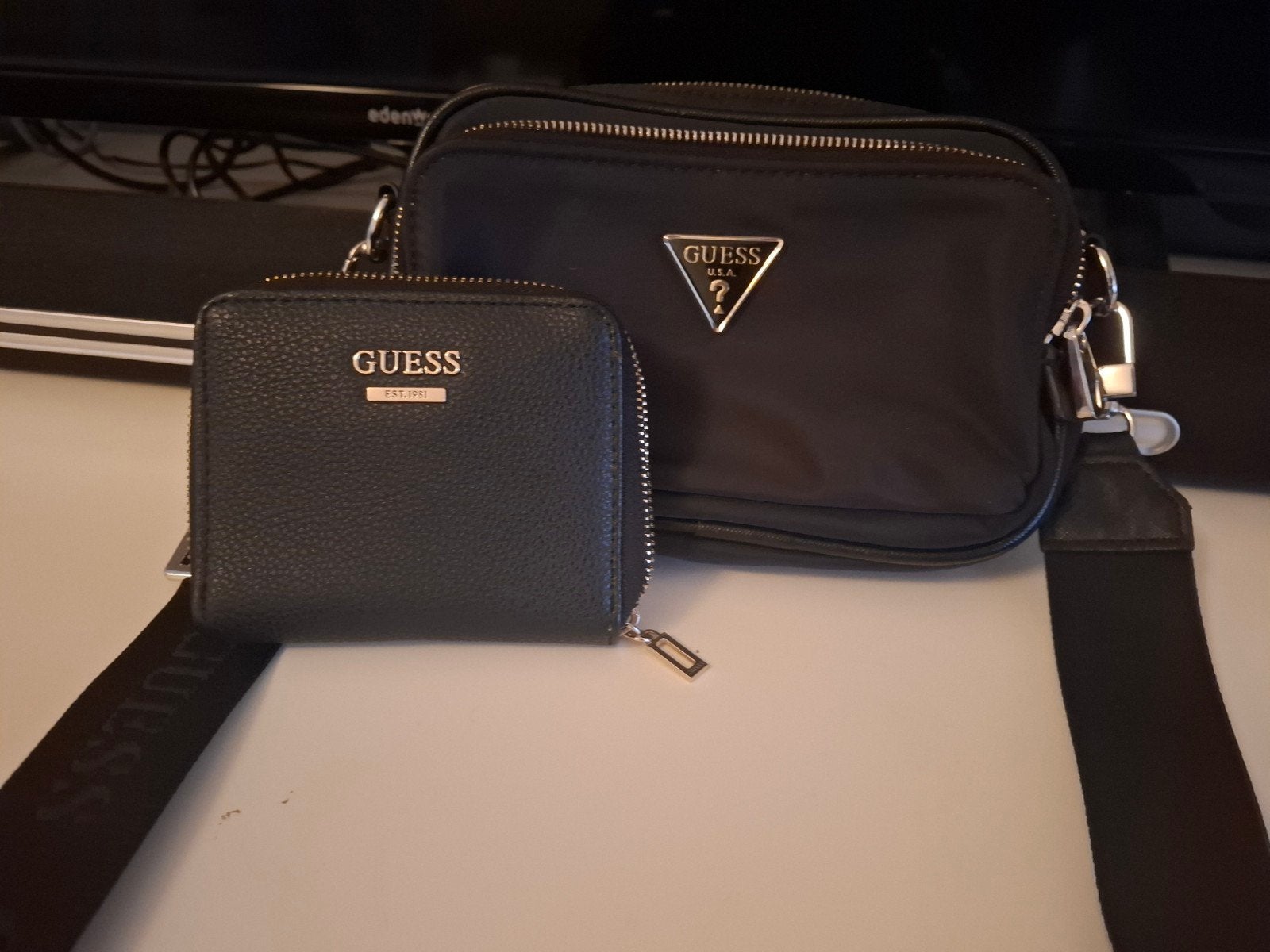 Sac bandoulière Guess + portefeuille, Bijoux, Sacs & Beauté, Enlèvement ou Envoi, Comme neuf, Noir, Autres marques