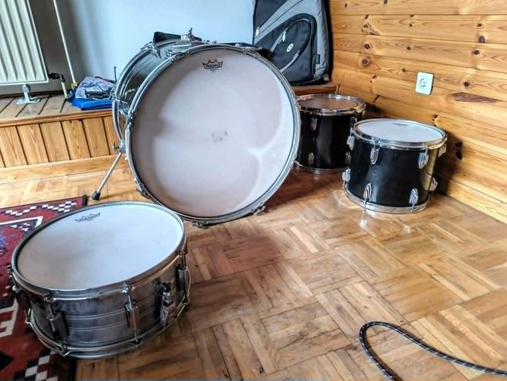 Verouderd drumstel/onderdelen - symbolische EUR, Muziek en Instrumenten, Drumstellen en Slagwerk, Ophalen, Pearl