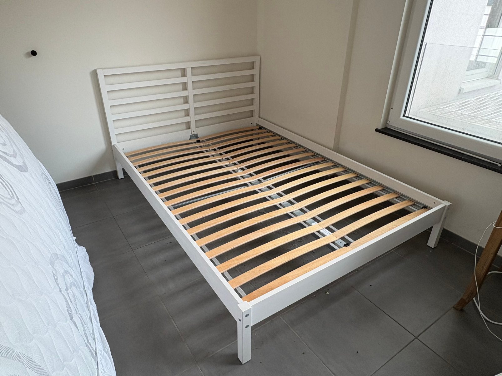 Wit bedframe, Huis en Inrichting, Ophalen, 140 cm, Zo goed als nieuw, Twijfelaar