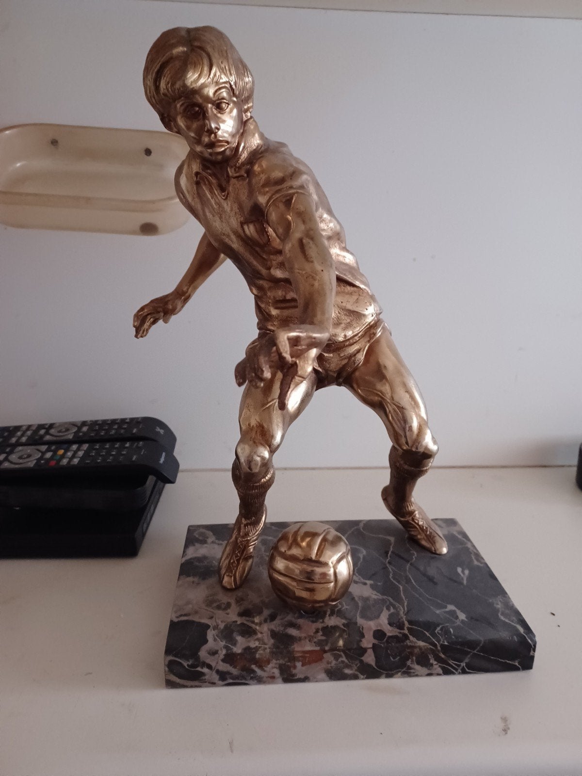 Trophée de football, Antiquités & Art, Enlèvement