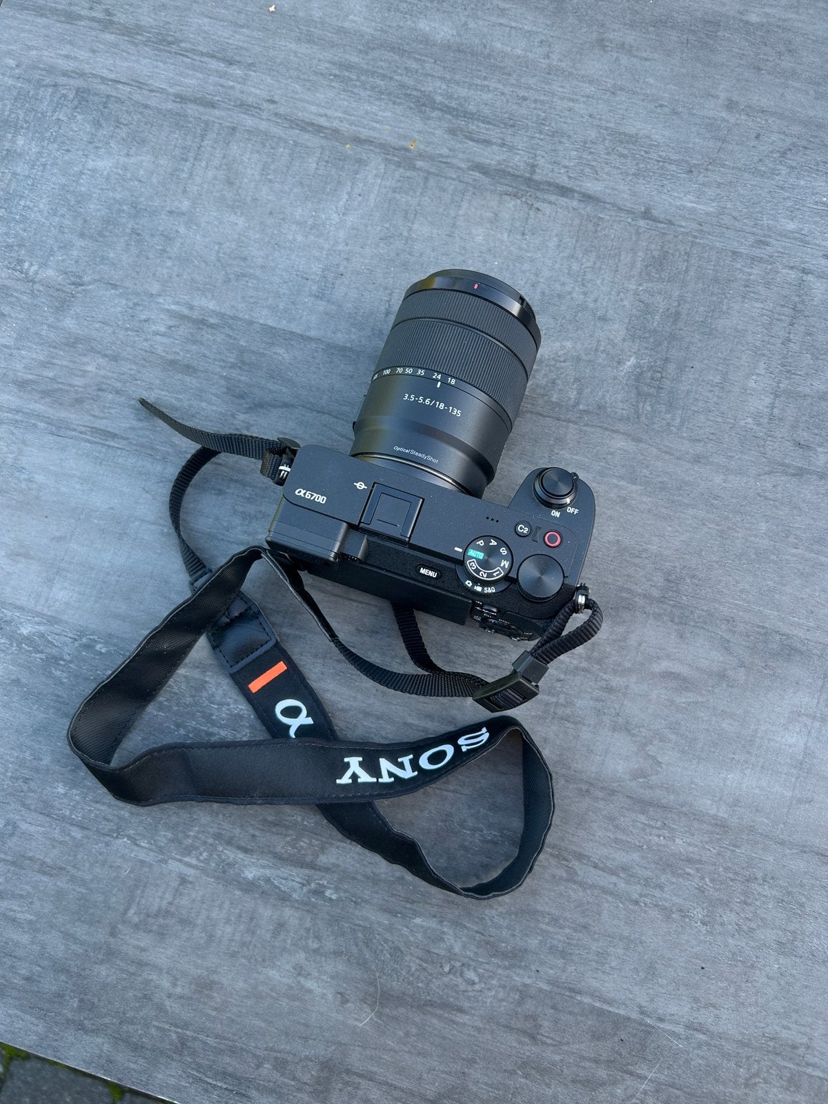 Sony a6700 + 18-135 mm, Accu, Ophalen of Verzenden, Zo goed als nieuw, 4 t/m 7 keer