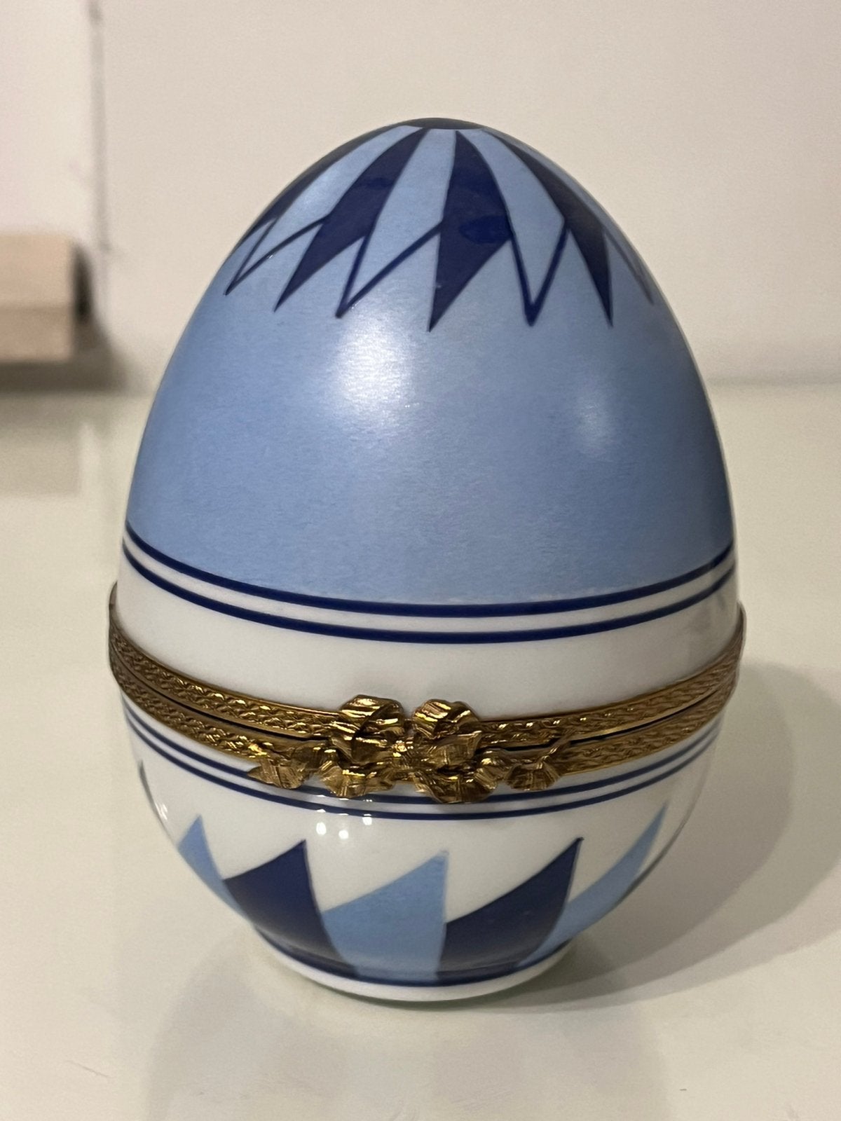 Boîte Œuf en Porcelaine de Limoges - Manufacture La Reine, Antiquités & Art, Enlèvement ou Envoi