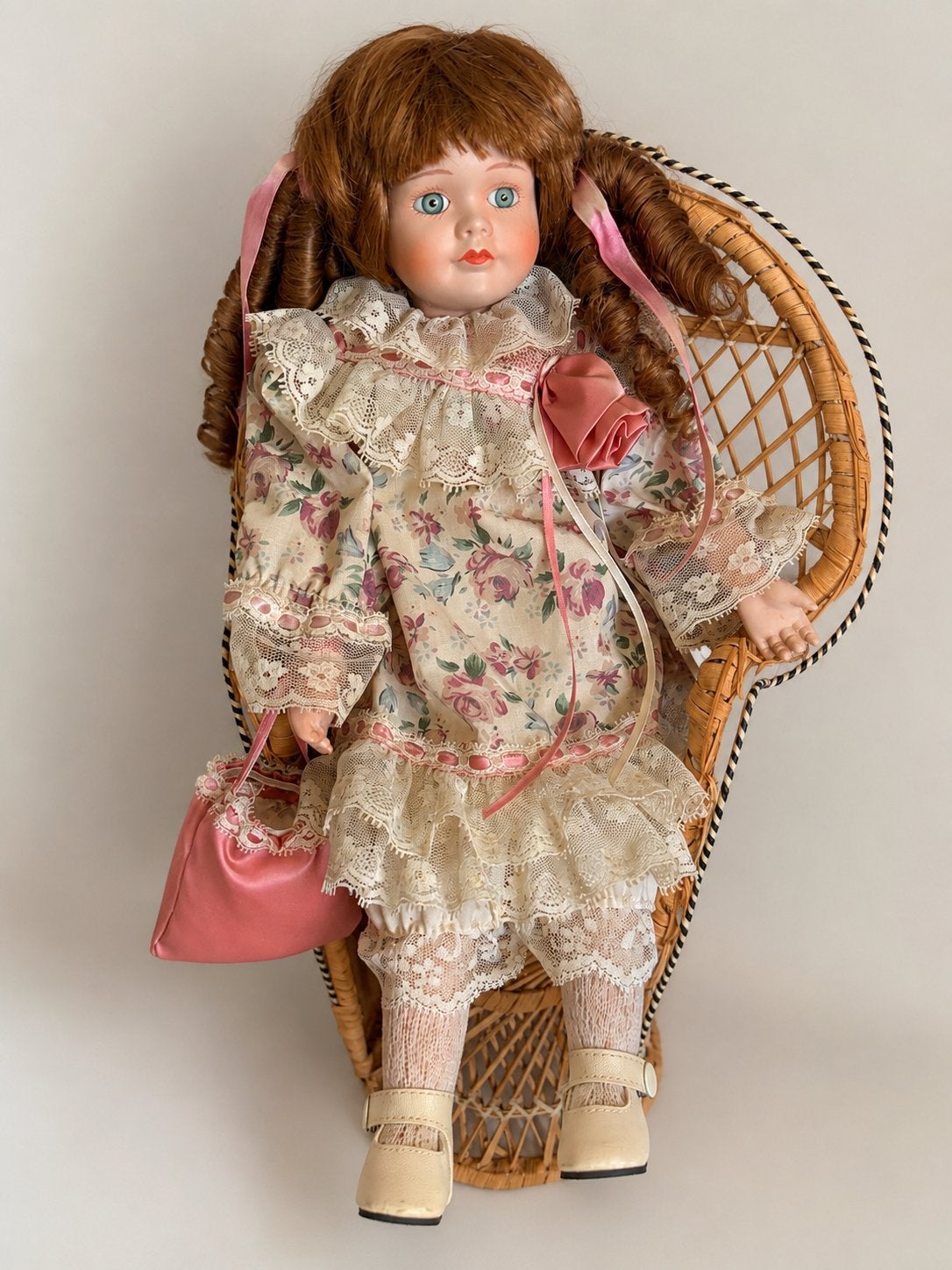 Vintage porseleinen pop met gevlochten rieten stoel, Enlèvement, Utilisé, Poupée