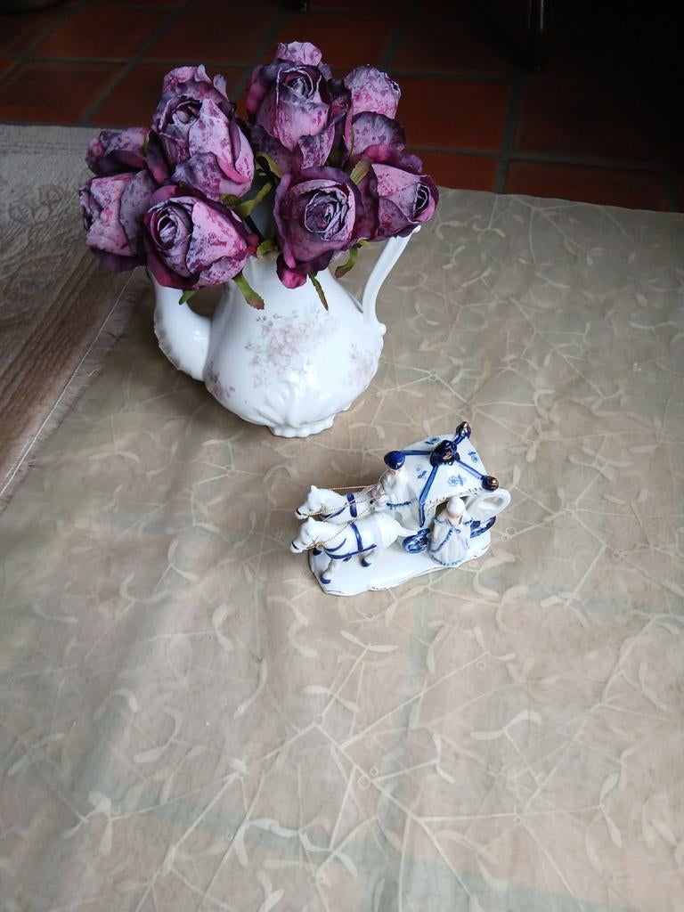 Vintage porselein koets beeldje wit blauw, Ophalen of Verzenden