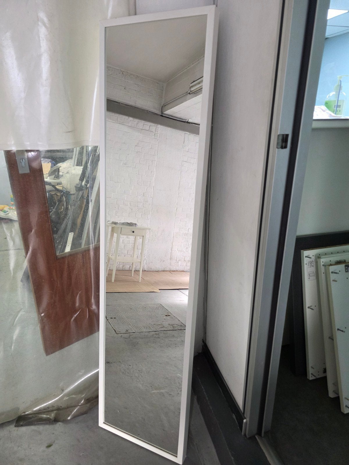 Miroir ikea, Enlèvement