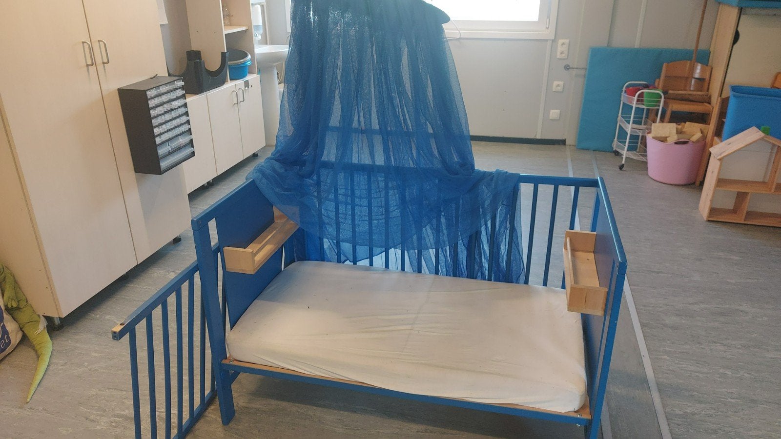 Babybed met sluier en staander - gebruikt als leeshoek, Ophalen