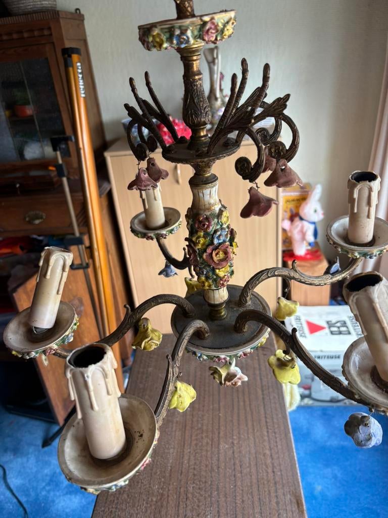 Lustre en porcelaine, Enlèvement