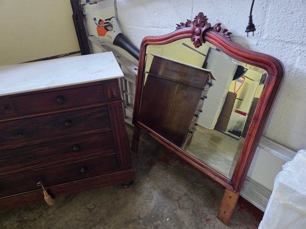 Oude Kast met spiegel, Ophalen