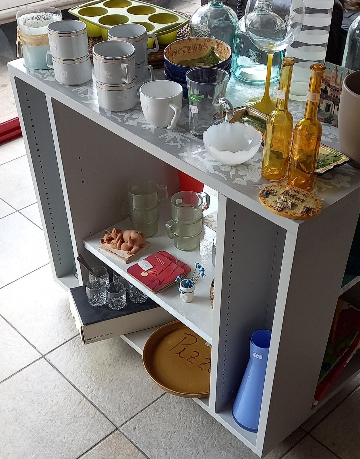 armoire sur roulettes avec fournitures, Enlèvement