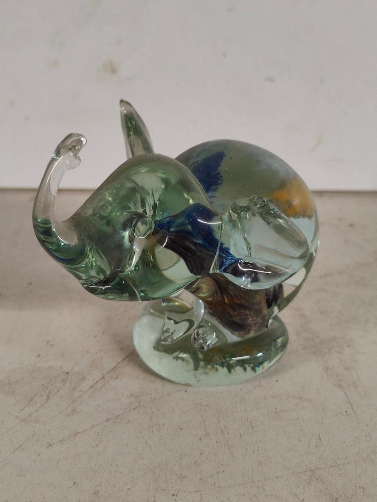 Hangemaakt beeldje van een olifant in geblazen glas, Antiek en Kunst, Ophalen of Verzenden