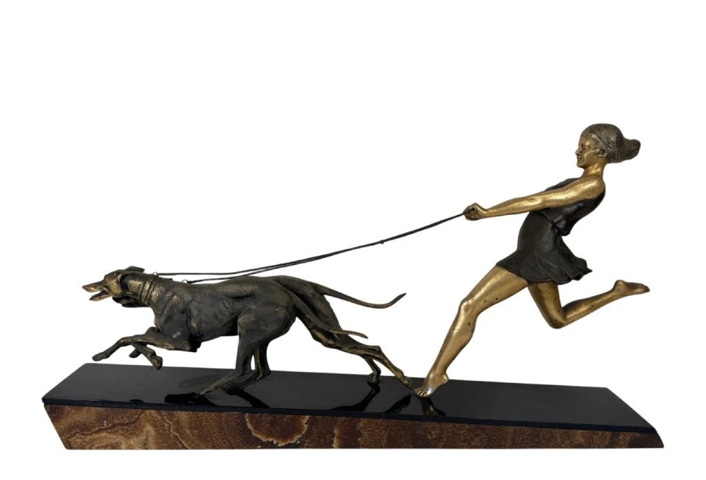 Geo Maxim, De jonge vrouw met windhonden, metaal, marmer1930, Art deco, Beeld, Goud, 50 - 100 cm
