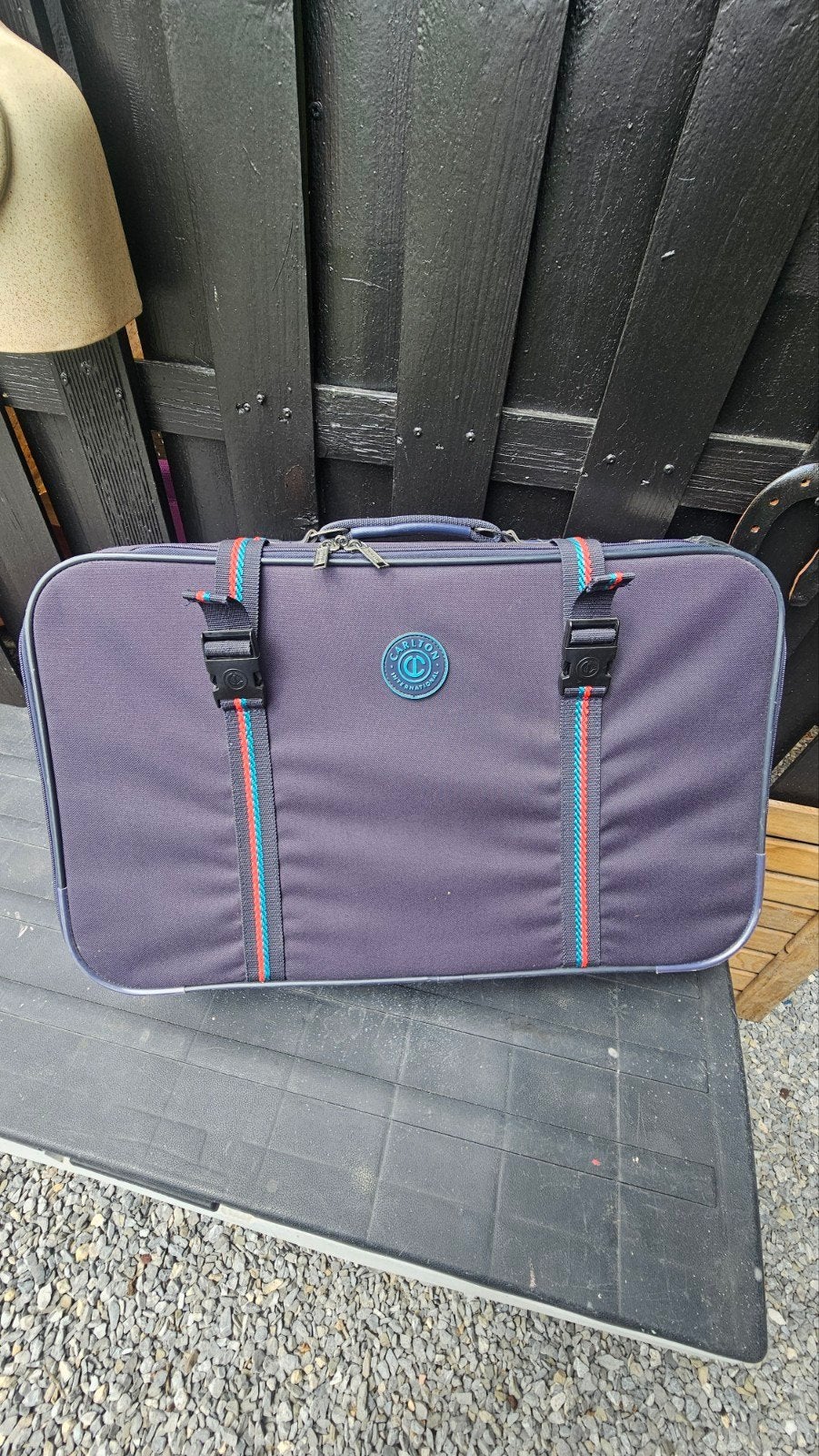 Belle valise neuve sur roulettes, Roulettes