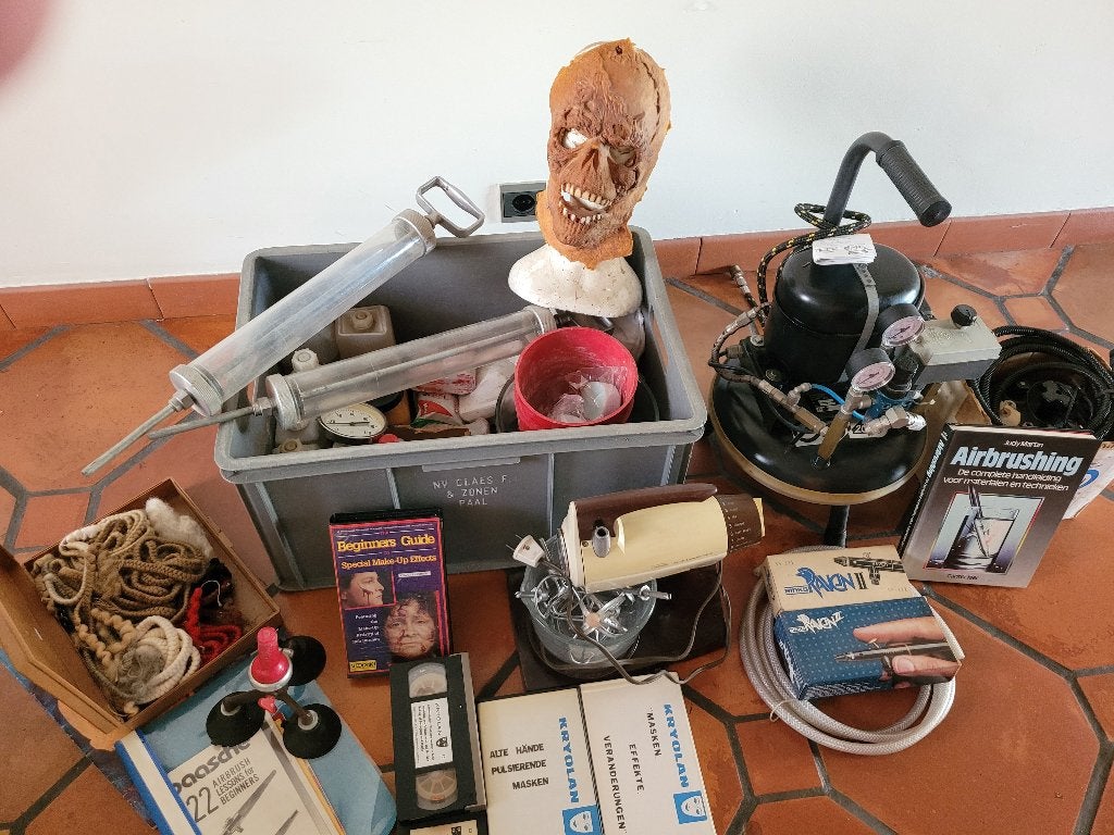 Grimeermateriaal, Ophalen