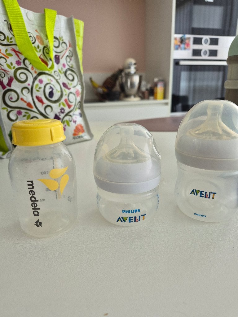 Flesjes Avent + medela+ doseerpotjes poedermelk, Kinderen en Baby's, Ophalen, Gebruikt, Flessenmaker, Philips Avent