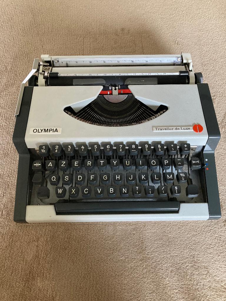 Mechanisch typmachine, Olympia traveller de luxe + koffer, Diversen, Typemachines, Ophalen, Zo goed als nieuw