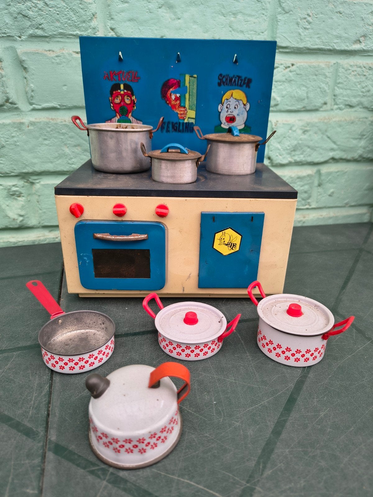 Kinderfornuisje vintage in blik met tinnen keukengerei, Ophalen
