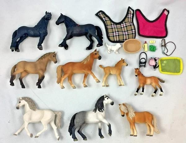 Ensemble Schleich Horse Club avec 7 chevaux et 2 accessoires, Envoi, Comme neuf