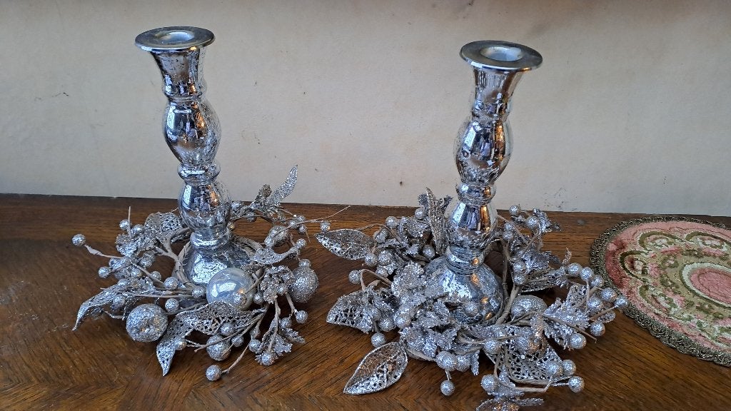 2 kandelaren met versiering, Ophalen, Kunststof