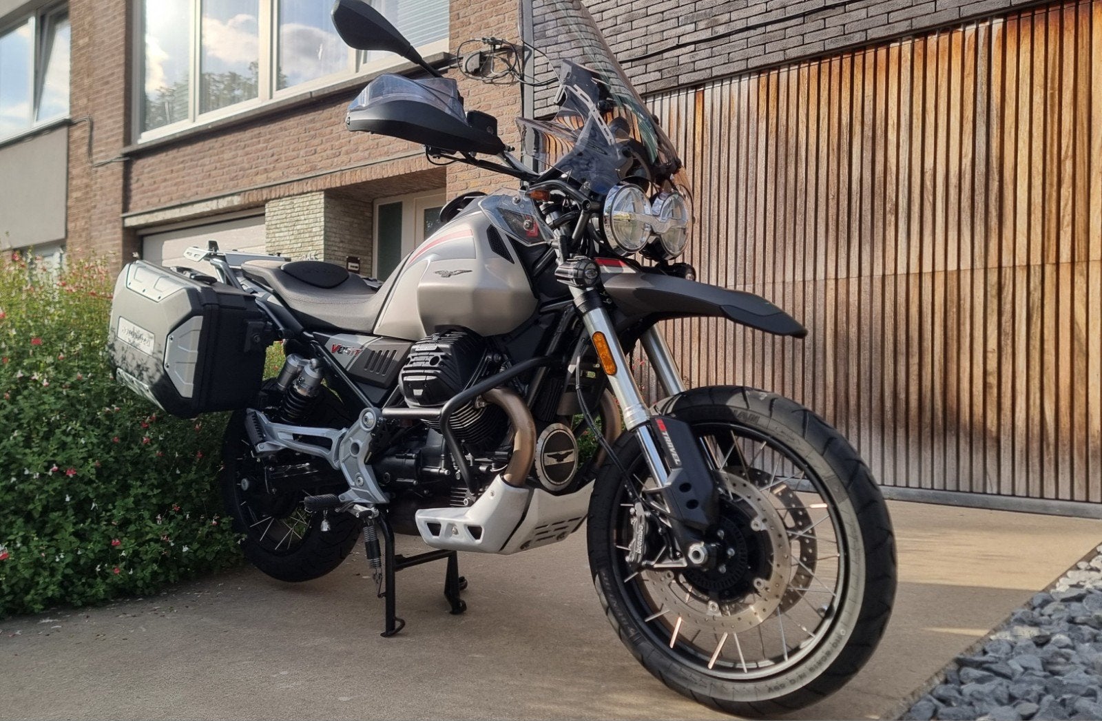 Guzzi V85tt travel, Motoren, 853 cc, 2 cilinders, Handvatverwarming, Particulier