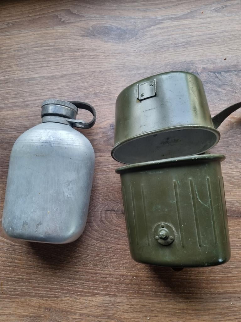 Ancienne gourde militaire très bon état- 20cm sur 13cm, Collections, Enlèvement
