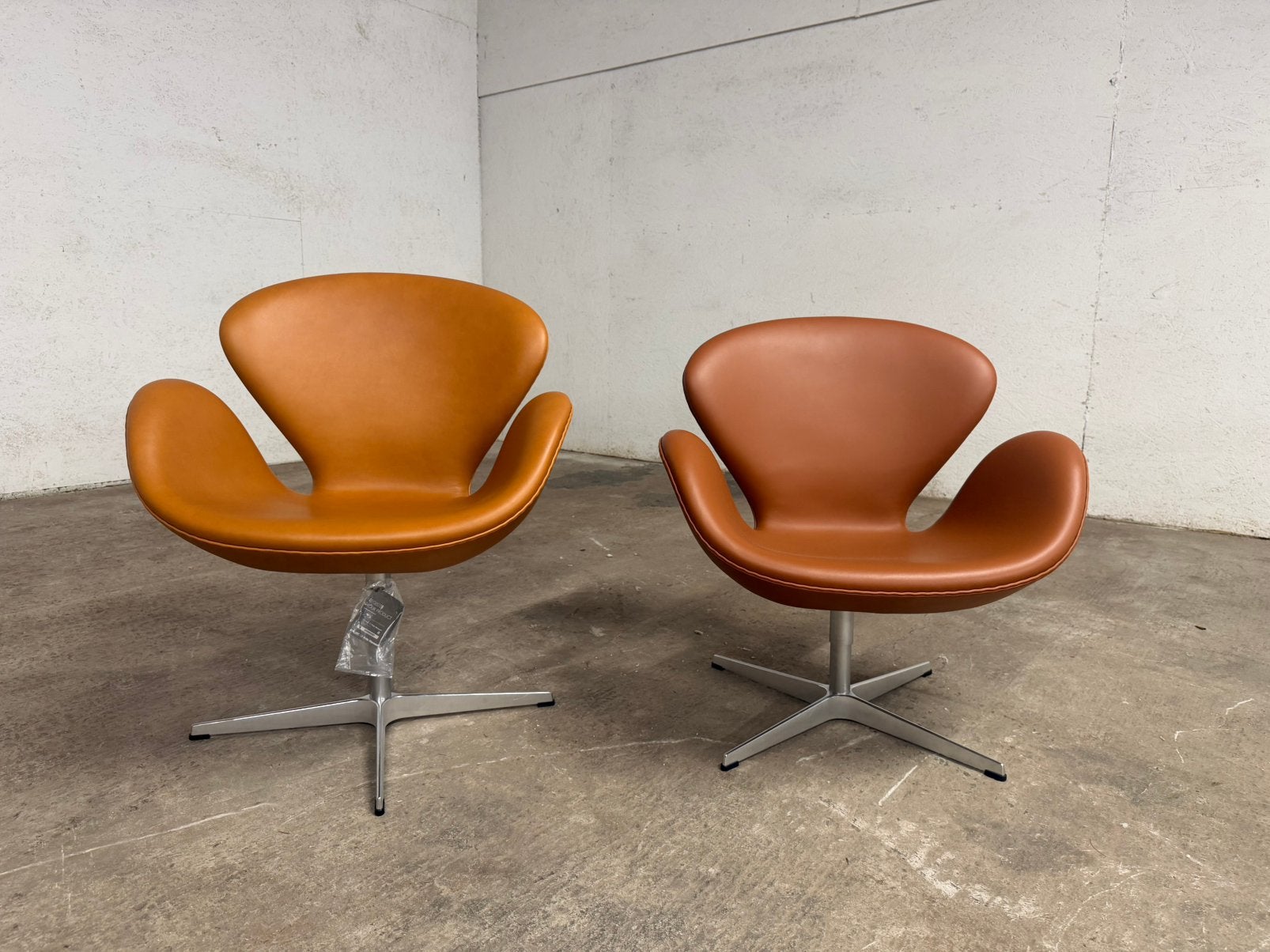 2x Fritz Hansen Swan chair en cuir cognac, NOUVEAU !, Enlèvement ou Envoi, Knoll vitra elda b&b italia sede cassina artifort togo leolux