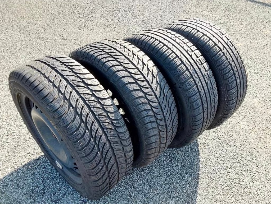 Très bons pneus hiver 205/55-16 sur jantes Ford, Autos : Pièces & Accessoires, Pneus et Jantes, Pneus hiver, 16 pouces, 205 mm
