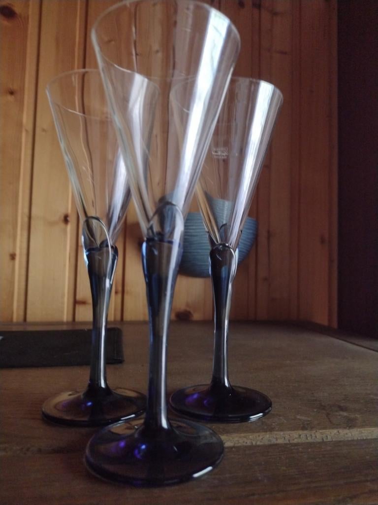 16 verres à vin pied bleu. Parfait état