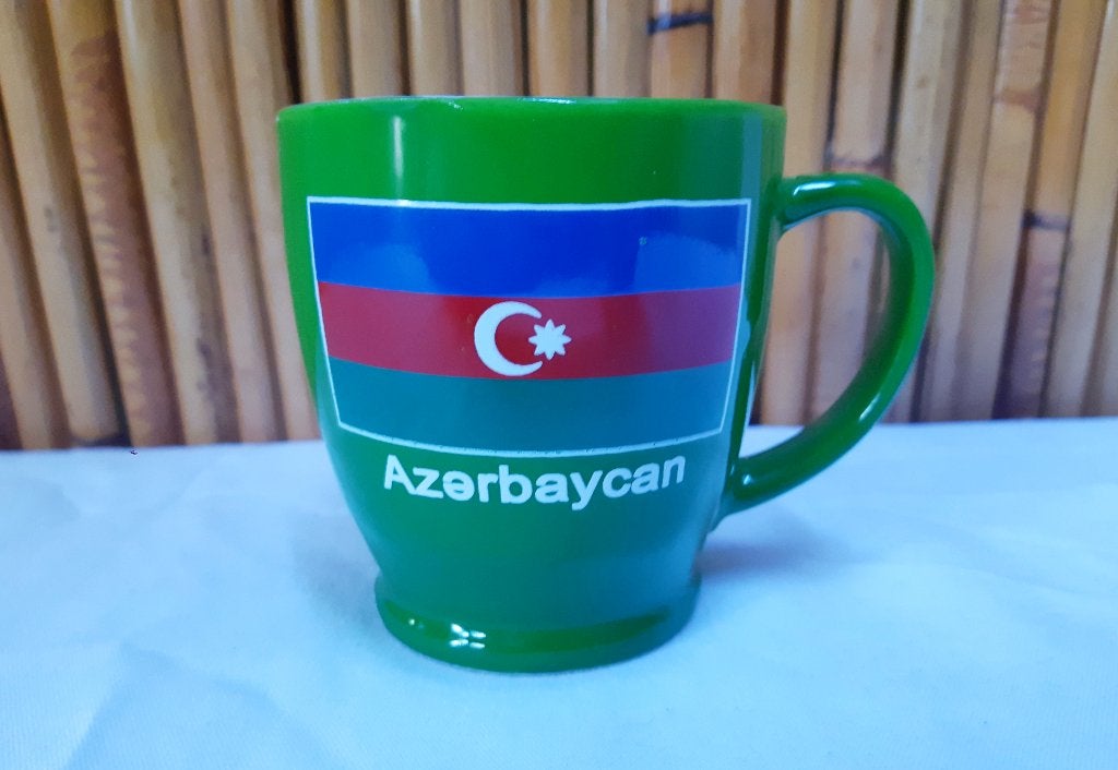 Tasse à café ou thé verte avec drapeau de l'Azerbaïdjan, Enlèvement ou Envoi, Comme neuf, Céramique, Autres styles