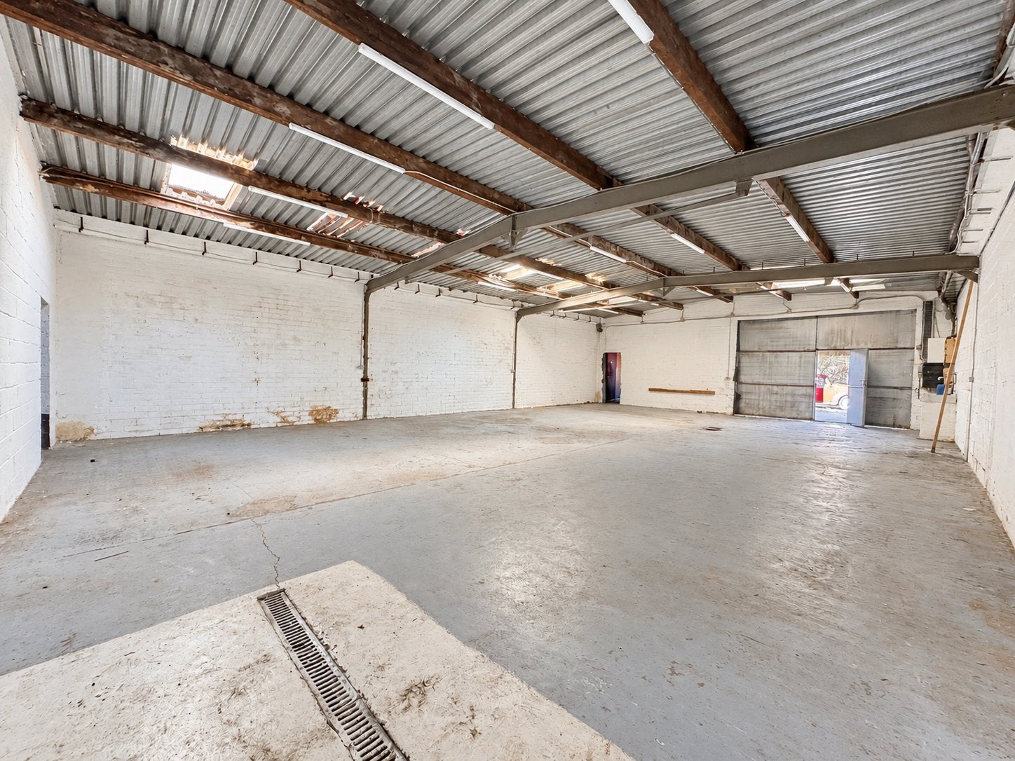 Magazijn van ca. 300 m² te huur vlakbij Bisschoppenhoflaan, Huur, Bedrijfsruimte