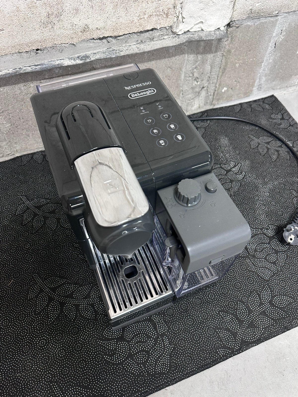 Nespresso lattissima touch EN560b zwart, Elektronische apparatuur, Koffiezetapparaten, Ophalen, Koffiepads en cups, Gebruikt, Combi