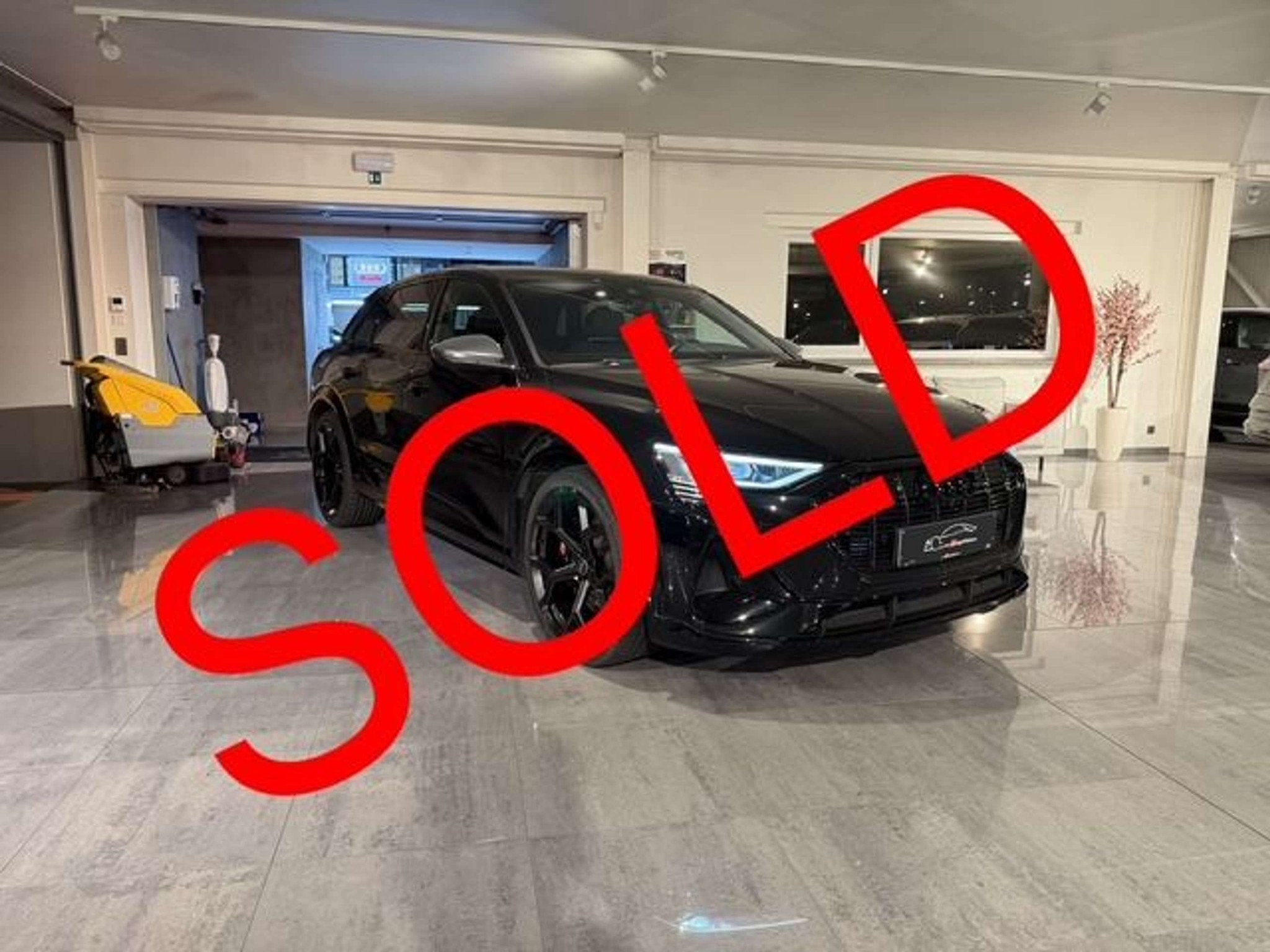 Audi SQ8 e-tron SOLD BIJ GARAGE VRIENS YVES BV!, 421 km, Alcantara, 5 places, Automatique