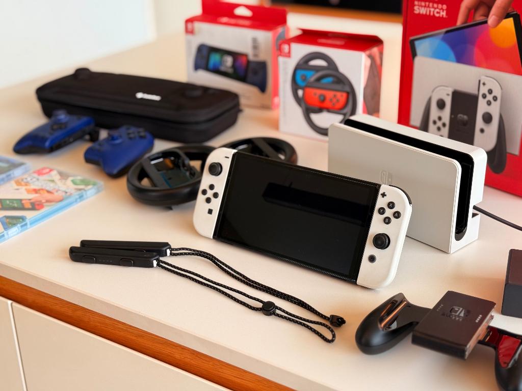 Nintendo Switch OLED + accessoires en games, Switch OLED, Enlèvement ou Envoi, Avec 2 manettes, Avec jeux