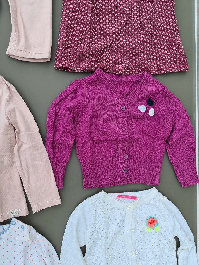 rode cardigan, gillet, pull, trui met knopen 74, Enfants & Bébés, Enlèvement, Comme neuf