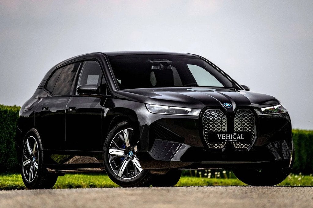 BMW iX xDrive40 M SPORT |PANO|MASSAGE|SOFTCLOSE|TREKHAAK|360, Automaat, Gebruikt, Zwart, 326 pk