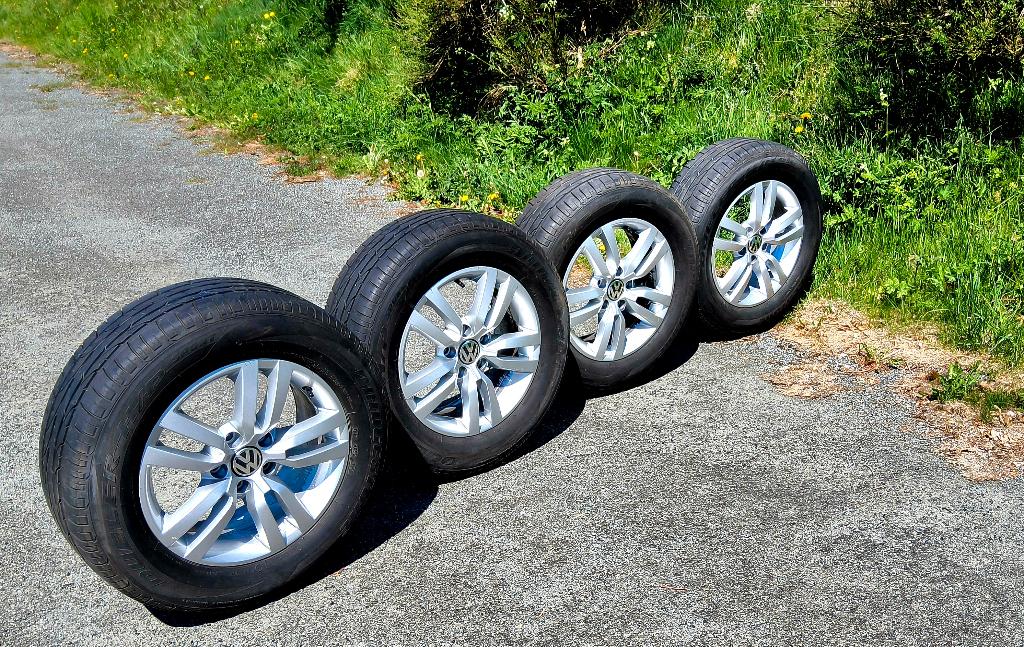 Très belles jantes originales VW Tiguan avec pneus été, Pneus et Jantes, 215 mm, 16 pouces, Pneus été