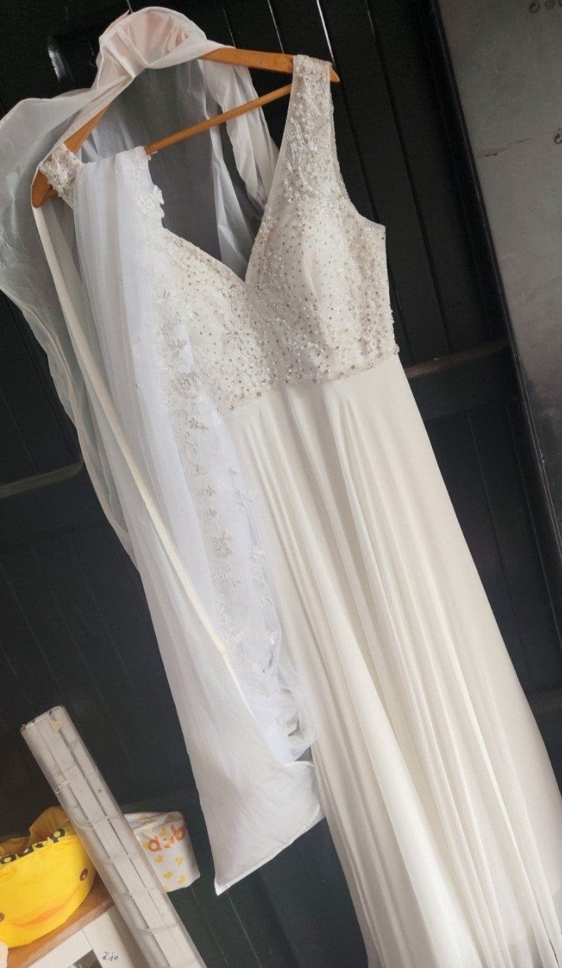 Nieuw Trouwkleed maat 36/42 Met diamantjes en slijjer, Ophalen of Verzenden
