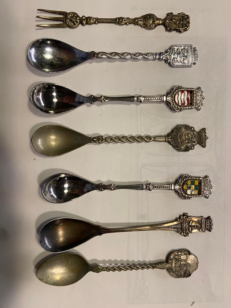 6 cuillères. 4 en métal argenté. Spa, Heist, Pays-Bas, Enlèvement ou Envoi