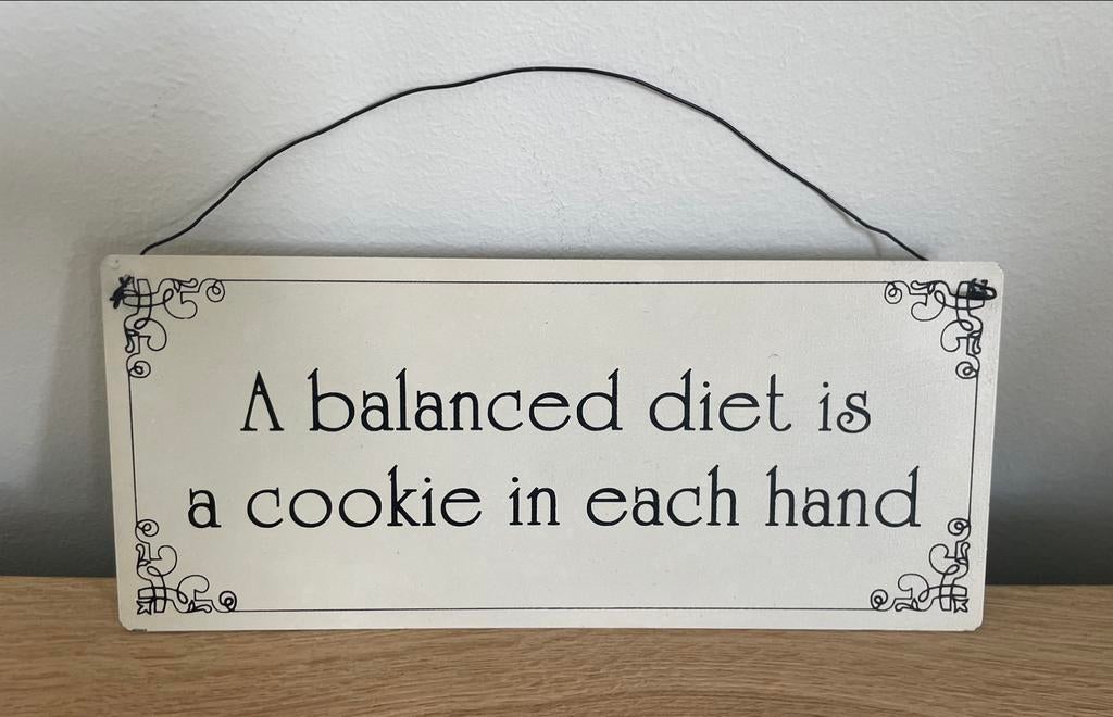 Metalen spreuk 'A balanced diet is a cookie in each hand', Enlèvement ou Envoi, Comme neuf