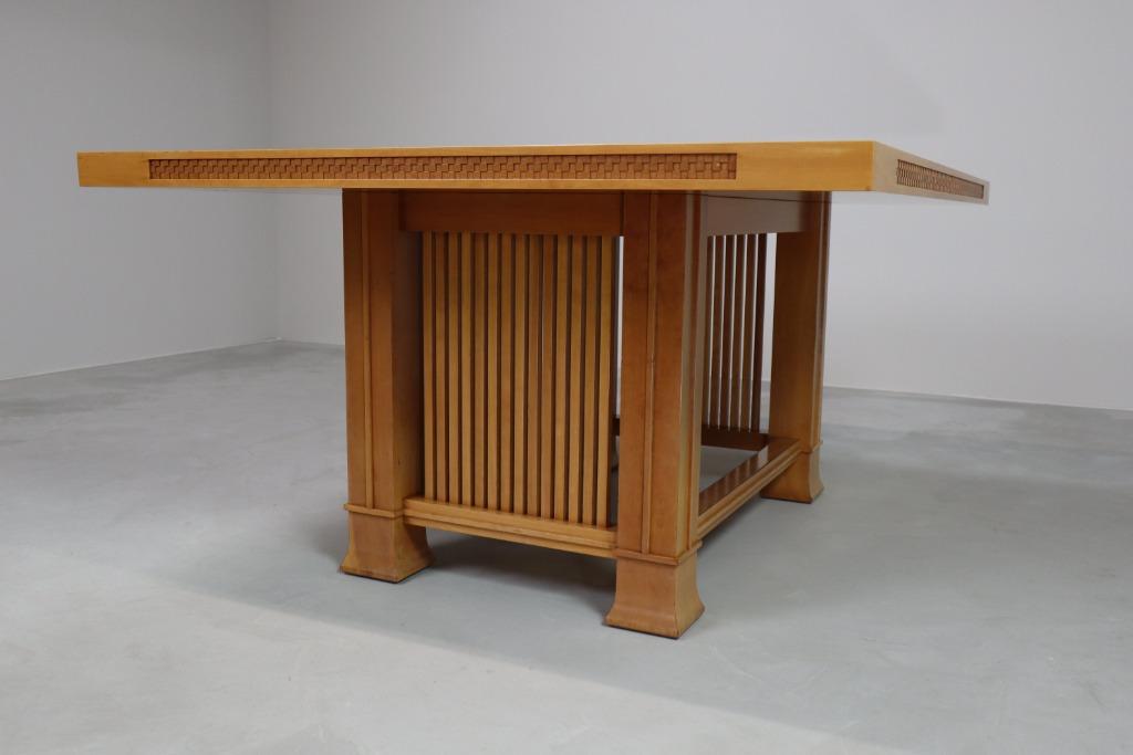 Husser 615 dining table by Frank Lloyd Wright for Cassina, Ophalen