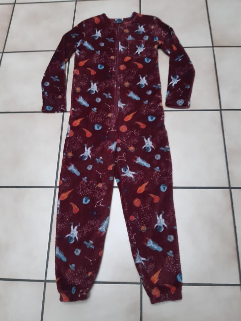 Pyjama Onésie garçon " Espace" bordeaux T140 ou 9/10A TBon!, Garçon, TQF Collection, Enlèvement ou Envoi, Vêtements de nuit ou Sous-vêtements