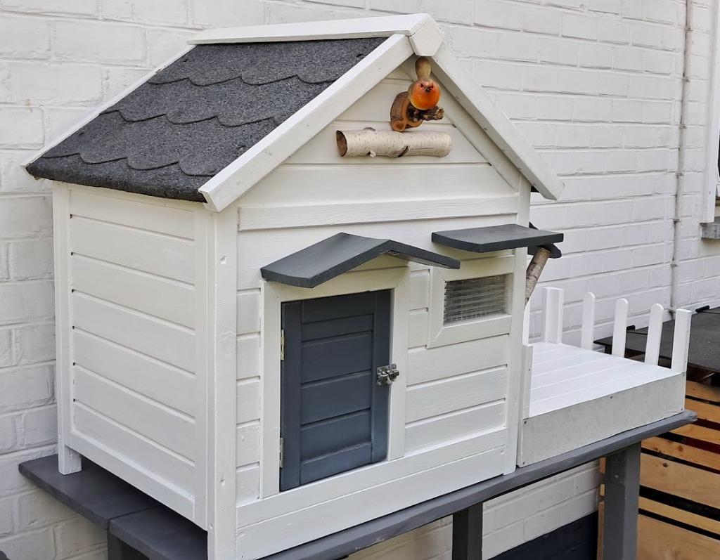 Clapier / niche / maison chat + terrasse et rampe d'accès., Dieren en Toebehoren, Knaagdieren en Konijnen | Hokken en Kooien, Zo goed als nieuw