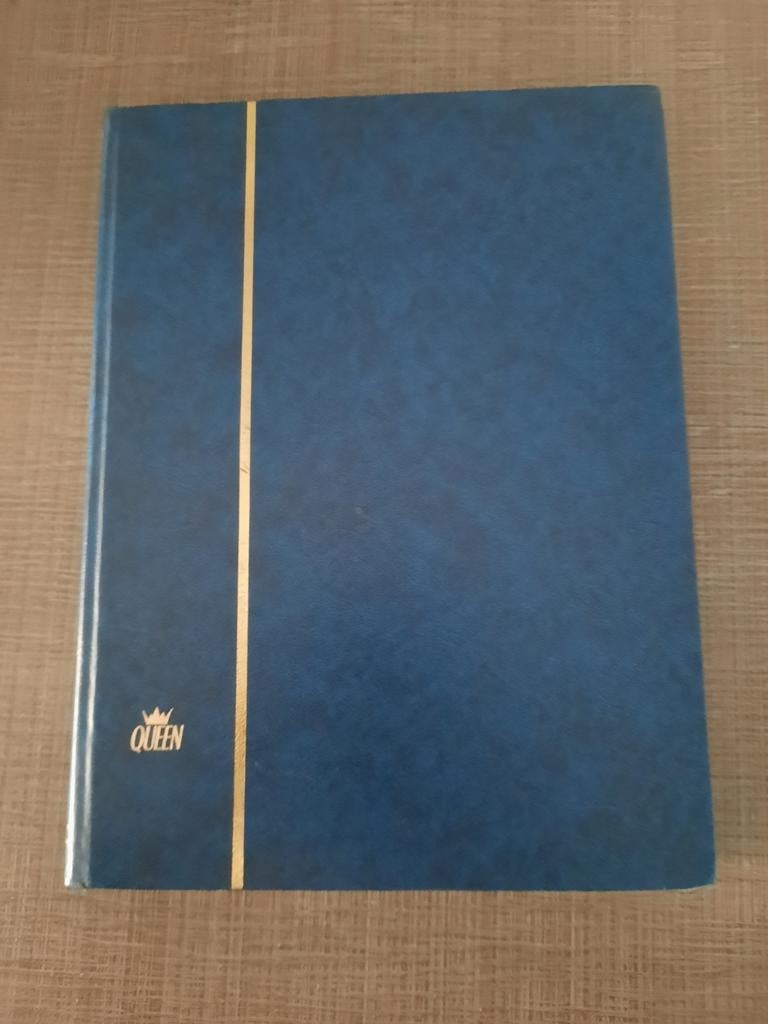 Groot blauw postzegelalbum met 48 blz., Postzegels en Munten, Ophalen of Verzenden