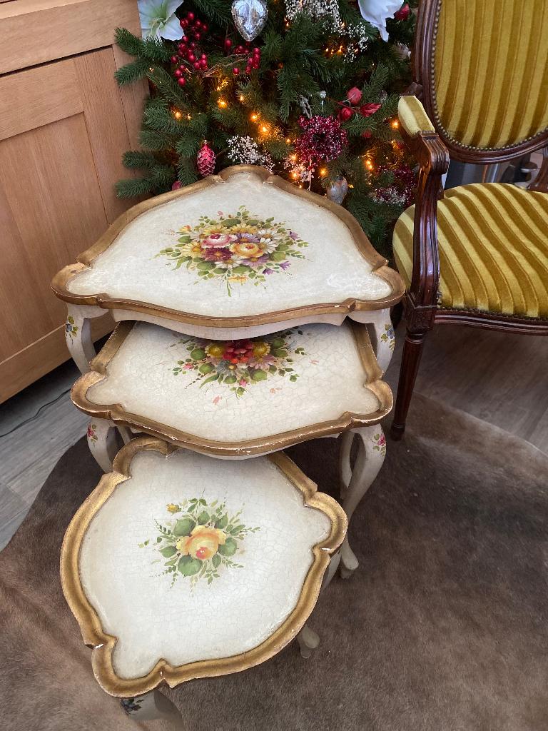Vintage Italiaanse bijzettafels – handgeschilderd & stoel, Ophalen