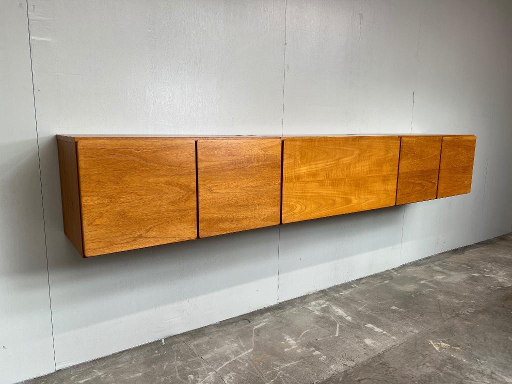 Buffet rétro suspendu en bois de teck des années 1960 en 3 p, Teck, 25 à 50 cm, Avec tablette(s), 200 cm ou plus