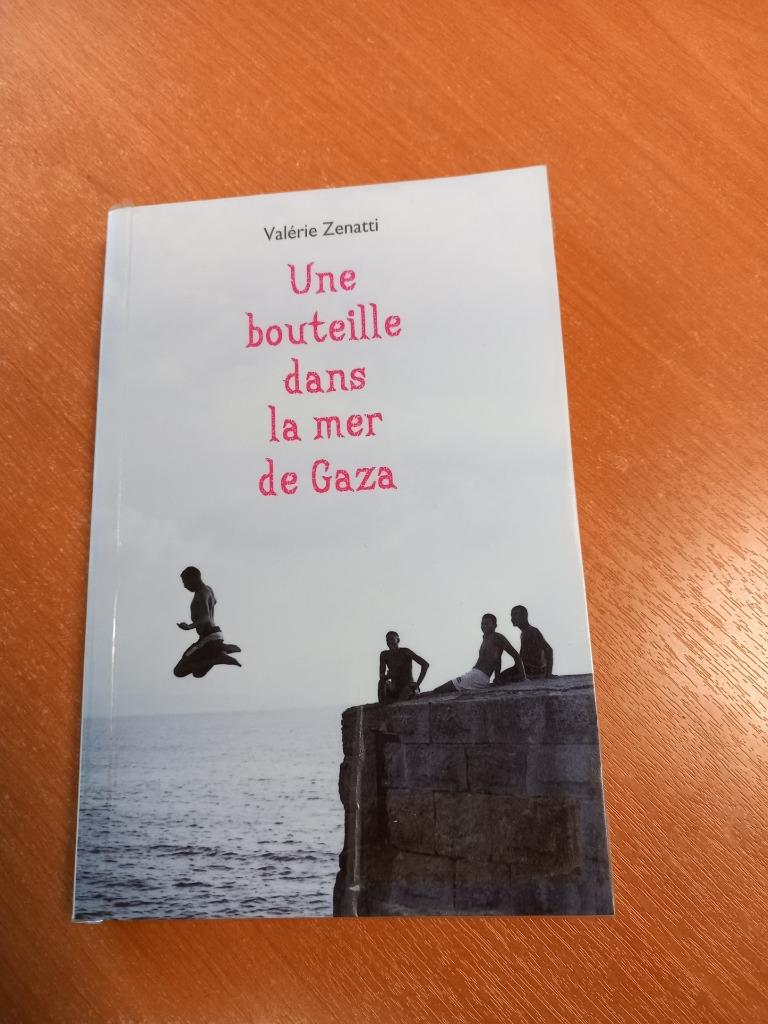 Une bouteille dans la mer de Gaza - Frans boek, Boeken, Ophalen of Verzenden, Zo goed als nieuw, Valérie Zenatti, Fictie