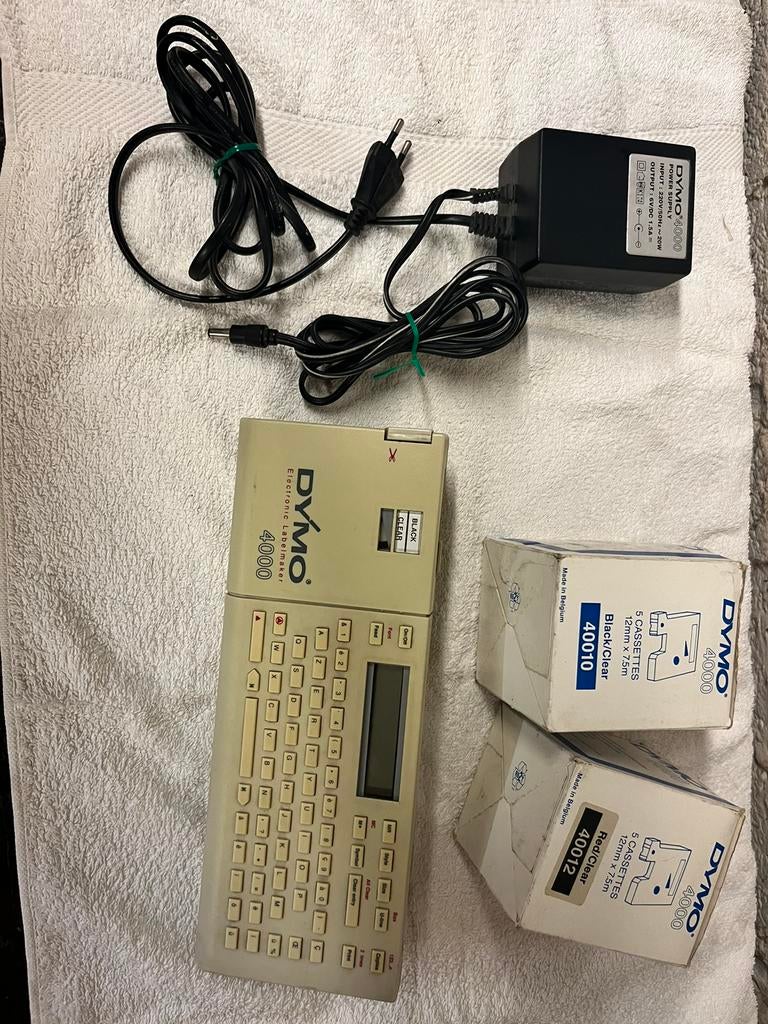 Dymo 4000 labeler met 10 vervangende cassettes, Computers en Software, Gebruikt, Azerty, Tape-label, Dymo